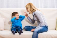 عوارض خطرناک داد زدن سر کودک و راه های جایگزین