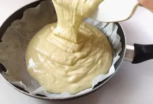 طرز تهیه کیک اسفنجی در ماهیتابه بدون نیاز به فر + راه نچسبیدن و برگرداندن