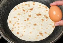 طرز تهیه صبحانه کلاسیک با نان لواش و تخم مرغ در ماهیتابه