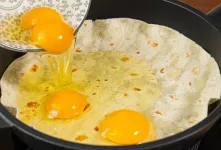طرز تهیه صبحانه کلاسیک با تخم مرغ و نان لواش در ماهیتابه