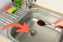 باز کردن گرفتگی لوله فاضلاب با قهوه / تمیز کردن و خوشبو کردن سینک با مقداری قهوه
