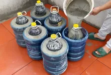 ایده بطری ۴ لیتری و سیمان / نحوه ساخت آبنمای شکیل برای باغ