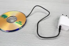 نحوه ساخت شارژر موبایل با سی دی و کابل برق های اضافه