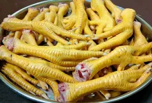 روشی ساده و خوشمزه برای پخت پای مرغ / از پاک کردن تا خورد کردن