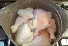 به بوی مرغ حساسی؟ شیوه از بین بردن بوی بد مرغ
