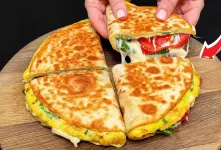 طرز تهیه صبحانه سلطنتی با تخم مرغ و نان لوش / صبحانه ۵ دقیقه ای خوشمزه تر از پیتزا