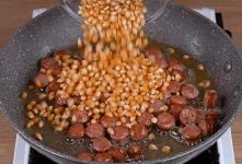 سوسیس + ذرت / طرز تهیه میان وعده متفاوت با پاپ کورن و سوسیس