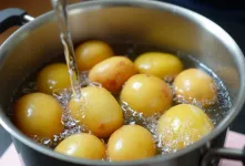 دیگه هرگز سیب زمینی را سرخ نکنید / دستور پخت جدید درست کردن سیب زمینی در ۵ دقیقه