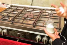 بهترین روش تمیز کردن و برق انداختن گاز و چدن های گاز / تا ماهها گاز لک نمیشه