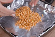 طرز تهیه پاپ کورن با فویل بدون نیاز به روغن و قابلمه