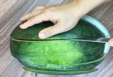 روشی ساده و فانتزی برای قاچ کردن هندوانه بدون کثیف کاری و بدون درآمدن آب هندوانه