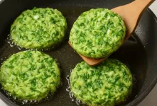 طرز تهیه کوکو سبزی رژیمی / با کدو و تخم مرغ کوکوی خوشمزه درست کنید