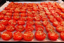 طرز تهیه گوجه فرنگی زمستانی خوشمزه و آسان برای نگهداری طولانی