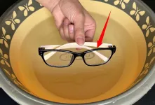 بهترین روش برای تمیز کردن عینک با خیساندن در آب / تا ماهها نیاز به تمیز کردن نداری