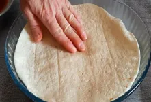 طرز تهیه پیتزا ساده با نان لواش / با نان لواش ناهار خوشمزه درست کنید