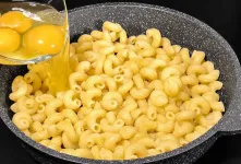 طرز تهیه شام سریع و ارزان با ماکارونی تخم مرغ