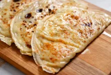 آرد + آب ! طرز تهیه نان سبزیجات در ماهیتابه / نیازی به پهن کردن آن نیست