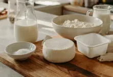 طرز تهیه یک کیلوگرم پنیر خانگی از یک لیتر شیر