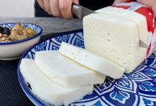 طرز تهیه ۱ کیلو پنیر خانگی قالبی با شیر و نشاسته در ۵ دقیقه