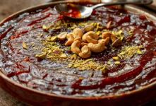 طرز تهیه حلوای سرخ بحرینی؛ چطور در خانه حلوای کشدار و شفاف رستوران های خلیج فارس را بپزیم؟