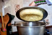 طرز تهیه نان تنوری با قابلمه و درب چدنی در منزل