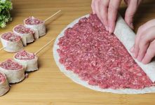 طرز تهیه کباب رولی با نان لواش و گوشت چرخ کرده بدون نیاز به زغال و منقل