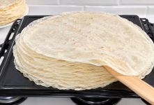 آموزش گام به گام تهیه خمیر یوفکای خانگی نازک و کاغذی روی گاز
