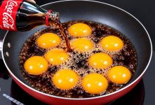 طرز تهیه صبحانه خوشمزه و متفاوت با تخم مرغ و نوشابه