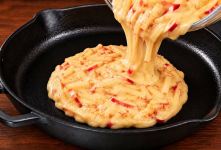 طرز تهیه شیرینی مناسب چای عصرانه با سیب و تخم مرغ در تابه