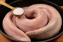 پوست گیری و آماده سازی خوراک زبان گاو مجلسی