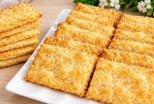 طرز تهیه بیسکویت ترد و لایه ای ساده و فوری بدون تخم مرغ با کنجد و نشاسته ذرت