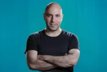 بیوگرافی بابک بختیاری موسس آیس‌ پک از ترک تحصیل، مسافرکشی تا تاسیس برند مشهور