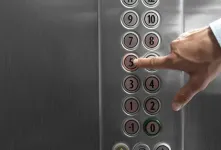 آموزش باز کردن در آسانسور موقع قطعی برق