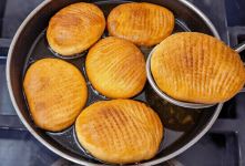 طرز تهیه برساق: کلوچه محلی خوشمزه بدون فر و با ماست و تخم مرغ
