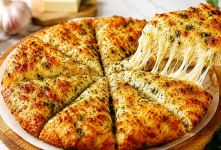 طرز تهیه نون سیر رستورانی با پنیر؛ یک فست فود خانگی و فوق العاده خوشمزه