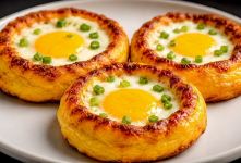 طرز تهیه یک صبجانه مقوی و متفاوت با تخم مرغ و سیب زمینی
