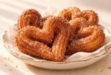 طرز تهیه چوروس قلبی ترد و دارچینی؛ مرحله به مرحله