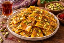 «طرز تهیه سوهان ماستی زعفرانی؛ شیرینی خوشمزه با فقط ۴ ماده ساده»