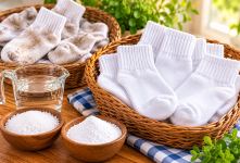 با ۳ ماده ساده، جوراب های چرک مرده رو دوباره سفید کن!