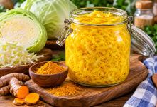 طرز تهیه ترشی کلم پروبیوتیک با زردچوبه؛ بدون سرکه فقط با ۳ ماده ساده