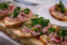 طرز تهیه کاناپ ژامبون/ فینگرفود ساده و خوشمزه