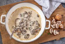 طرز تهیه سس قارچ با خامه، خوشمزه و لذیذ
