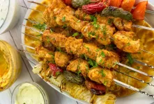 طرز تهیه جوجه کباب ماستی زعفرانی روی منقل یا گریل