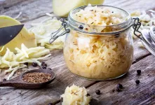 طرز تهیه کلم ترش تخمیری و فواید آن برای سلامتی