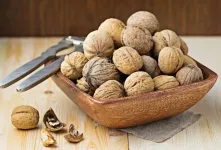 بررسی فواید و مضرات مصرف گردو در شب برای سلامت بدن