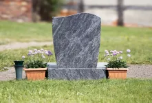 زیارت اهل قبور و نیز خواندن نماز میت برای شخص جنب چه حکمی دارد؟