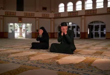 احکام و تأثیرات روحی گریه در نماز/ آیا نماز را باطل می کند؟