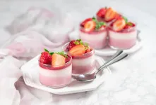 طرز تهیه دسر دیلایت توت فرنگی همراه با نکات مهم