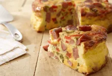 طرز تهیه کیک سوسیس با سیب زمینی برای میان وعده یا ناهار