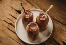 طرز تهیه اسموتی شکلاتی بدون شکر با مواد طبیعی